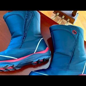 Lands End boots with Velcro closure